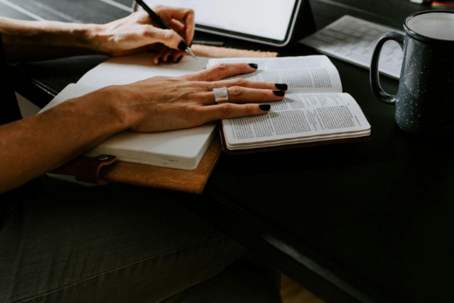 Environnement de travail avec documents financiers et ordinateur